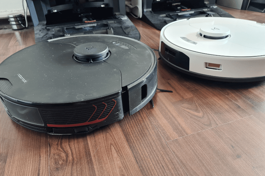 Roborock S7 Pro и S7 MaxV стоят рядом на полу.